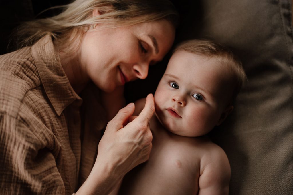 Natürliches Familienfotoshooting im Antikhof Bissee von Mama und Baby.