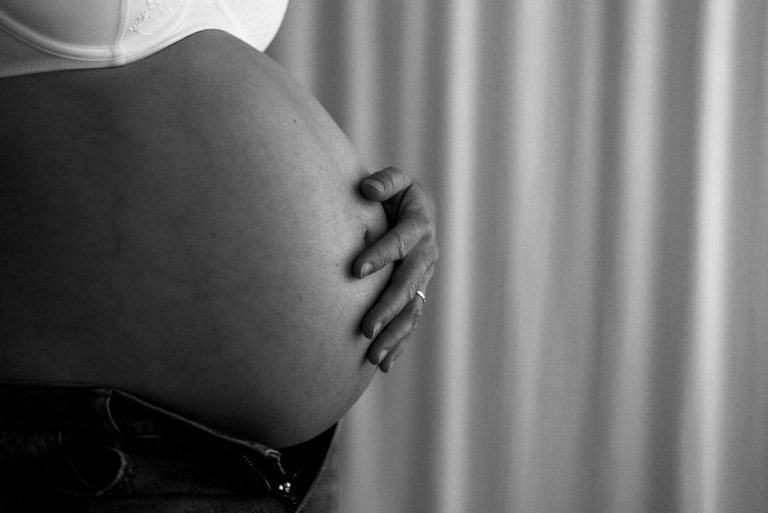 Babybauchshooting im Studio in Bordesholm. Nahaufnahme vom Bauch.