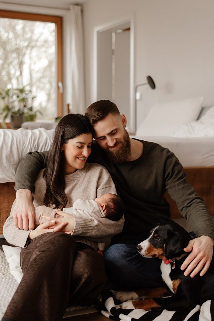 Natürliche Lifestyle Neugeborenenfotografie in Kiel.