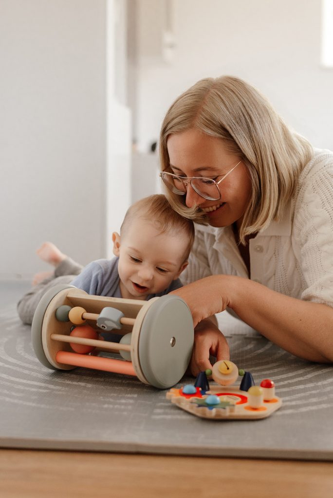 Dokumentarische Familienfotografie in Schleswig-Holstein – echte Mama-Alltagsreportage mit Baby im ersten Lebensjahr, voller Nähe und Verbindung zu Hause.